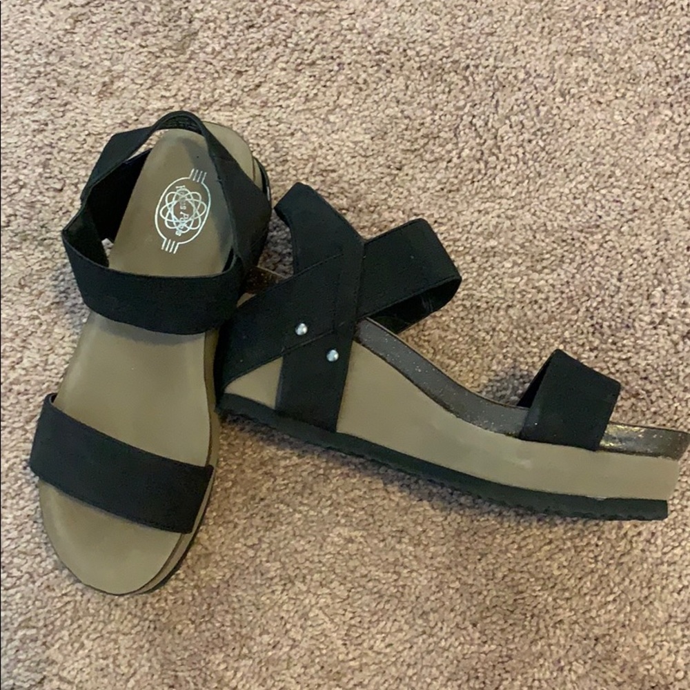 NWOT Hokus Pokus wedge